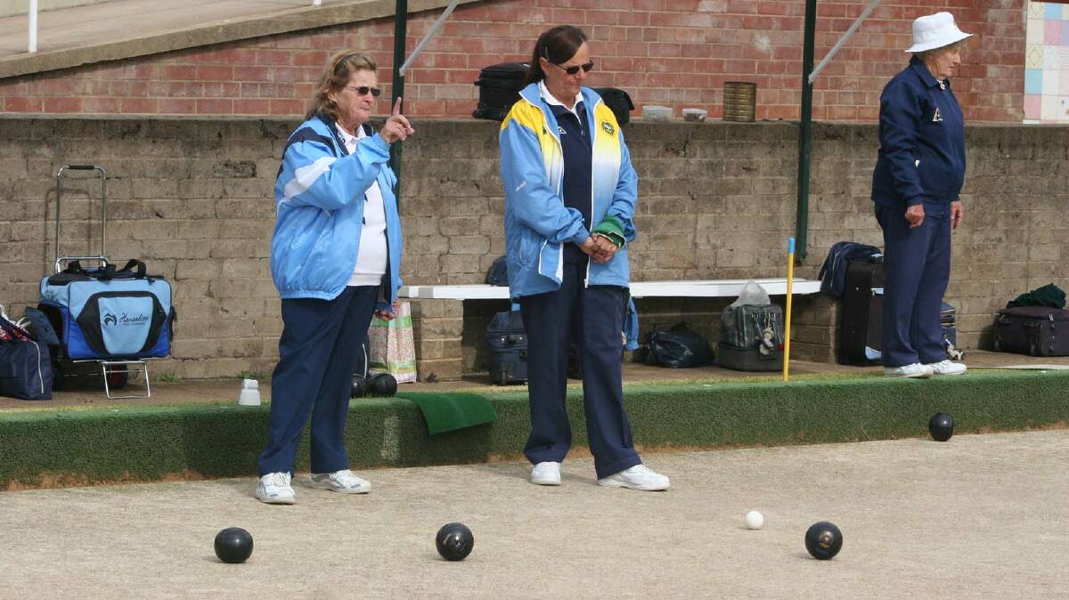 Kathie Thompson (Junee Bowling Club, left) and Carolyn Sanbrook (Wagga RSL) count the shots.