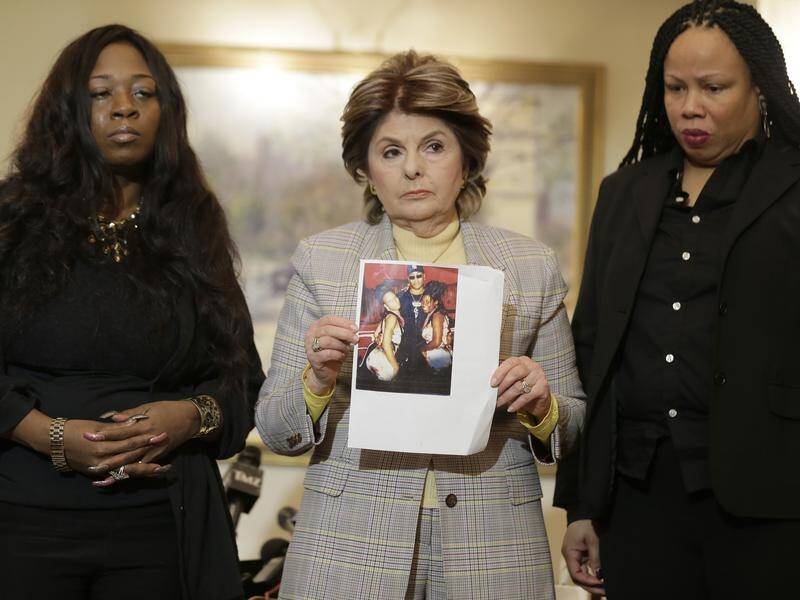 Rochelle Washington (L) and Latresa Scaff (R), with lawyer Gloria Allred at their press conference.