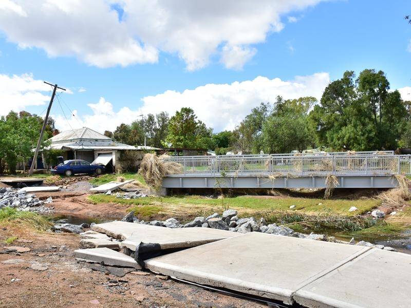 The SES has responded to an increase in calls as windy conditions cause further damage across NSW. (Lucy Cambourn/AAP PHOTOS)
