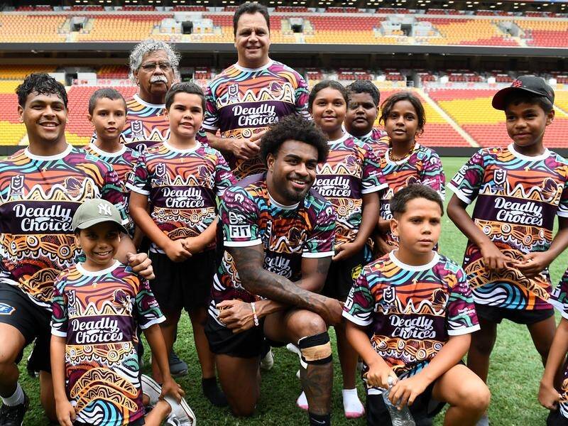 Broncos star Ezra Mam (middle front) received support at the Deadly Choices launch with the club. (Jono Searle/AAP PHOTOS)